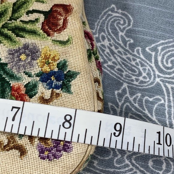 Embroidered kiss lock purse - Picture 7 of 8